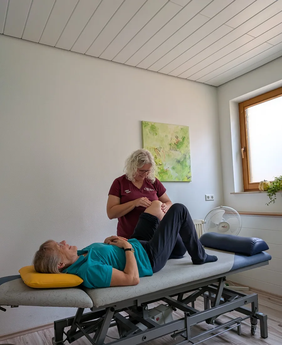 Physiotherapeutische Behandlung in einem hellen Raum der Praxis Claudia Bürgstein