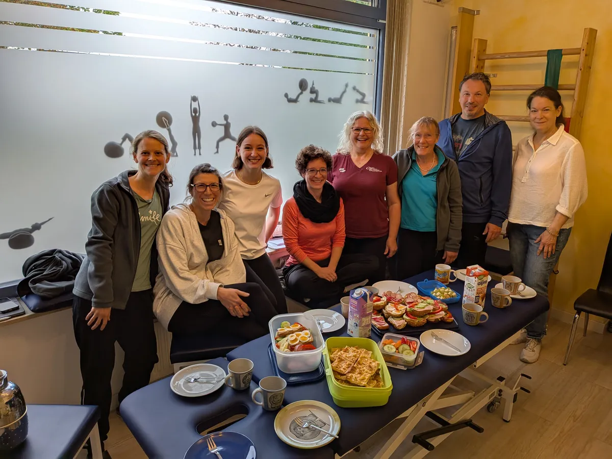 Das Team der Praxis beim gemeinsamen Beisammensein
